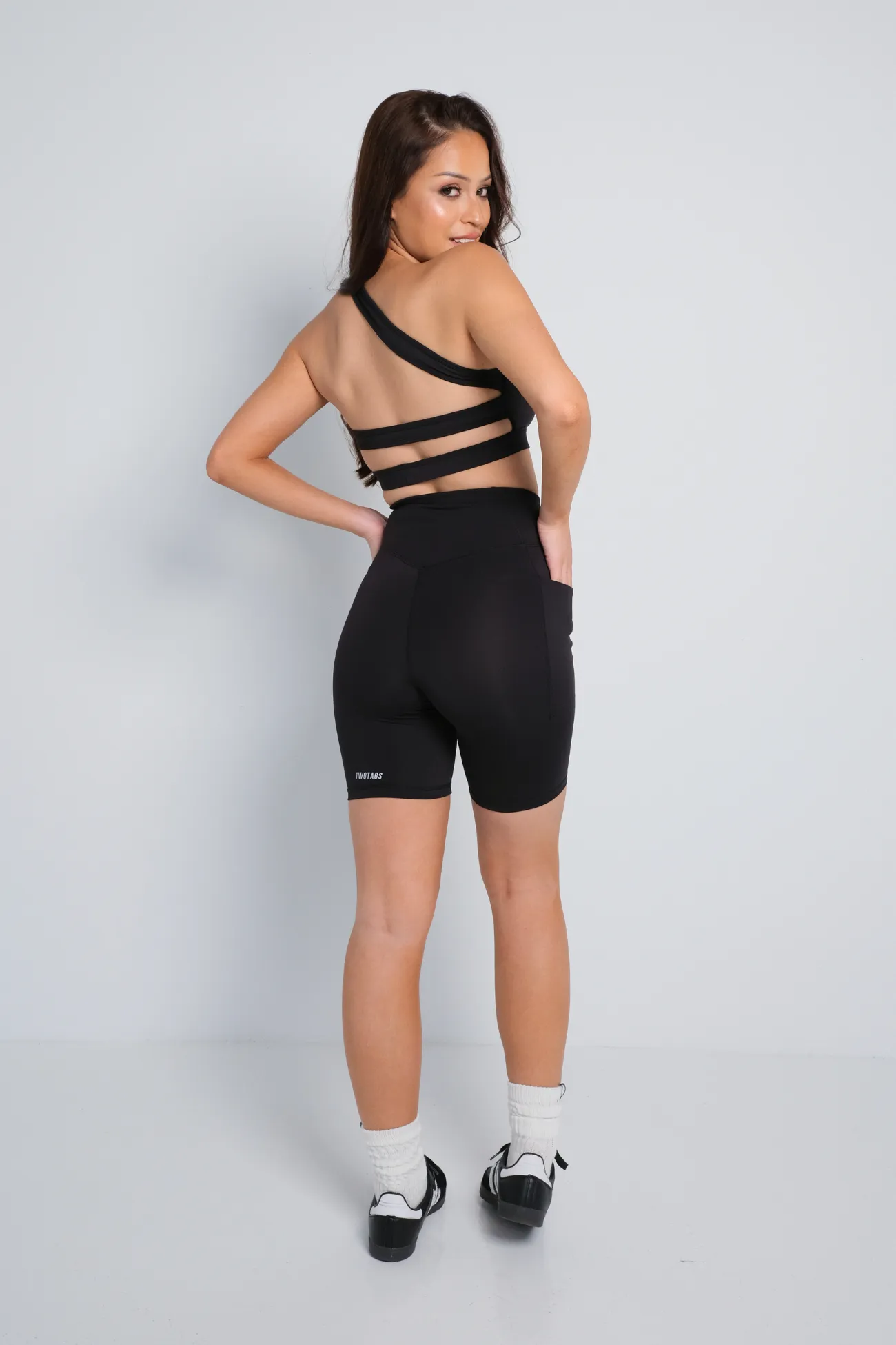 Movement Cross Over Pocket Biker Shorts - Black